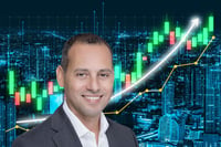 אייל בן סימון, מנכ״ל הפניקס, צילום: ענבל מרמרי / תמונת רקע: Dreamstime 