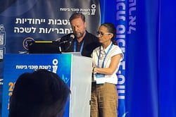סוב חגי לנצט, ממלא מקום יו״ר ועדת הבריאות בלשכה, וסוב אלינור כבירי, חברת ועדת הבריאות. צילום: לשכת סוכני הביטוח סוב חגי לנצט, ממלא מקום יו״ר ועדת הבריאות בלשכה, וסוב אלינור כבירי, חברת ועדת הבריאות. צילום: לשכת סוכני הביטוח