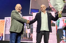 ישראל דוד, יו״ר איגוד המהנדסים ויגאל גוברין, היו״ר היוצא בועידה ה 17 של איגוד המהנדסים לבניה ולתשתיות, צילום: דניאל אייזנברג