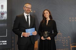 מימין: אנדראה דומיטרו, סמנכ״לית השיווק של פעילויות חג׳ג׳ אירופה ברומניה וצ׳נאד צ׳ורוש, מנכ״ל Property Forum, בטקס הענקת פרס פרויקט המסחר של השנה לפרויקט ״הארמון״ בבוקרשט, צילום: יח״צ
