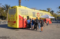 אוטובוס התרמות דם של מד״א בהתרמת דם ציבורית, צילום: דוברות מד״א