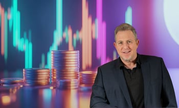 רו״ח אמיר אייל, יו״ר קבוצת אינפיניטי-אילים, צילום: יח״צ / תמונת רקע: Dreamstime