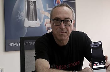 ד״ר אלעזר זוננשיין, מנכ״ל פלסאנמור עם מכשיר החברה, צילום: פלסאנמור