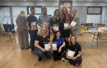 עובדות ועובדי הראל יחד עם עמותת אלון ואלה מארזים לחנוכה, צילום: יח״צ