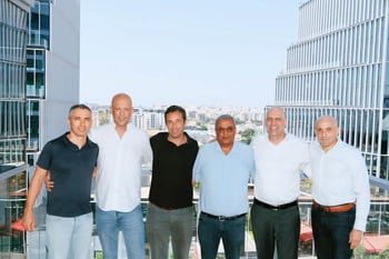מימין: שי מימוני, מנכ״ל משותף אב-גד בעיר, קובי גרדי, שותף-מייסד ברק פיננסים, מיכאל רצון יו״ר אב-גד, ראם רצון מנכ״ל אב-גד, יוסי ברק, שותף-מייסד ברק פיננסים, עודד רצון מהנדס החברה אב-גד, צילום: אייל אפרתי