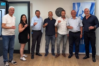 מימין לשמאל: נתנאל מנדלסון, מנכ״ל מגדל סוכנויות; נחום בגנו, סוכן ביטוח; רן ברעם, מנכ״ל שחם אורלן; יוסי אביב, משנה למנכ״ל שחם אורלן; עופר בקר, מנהל מחוז מרכז שחם אורלן; ליאת קנדוב, מנהלת so-bitופלי רבי, סמנכ״ל כספים שחם אורלן. קרדיט צילום: יח״צ מגדל מימין לשמאל: נתנאל מנדלסון, מנכ״ל מגדל סוכנויות; נחום בגנו, סוכן ביטוח; רן ברעם, מנכ״ל שחם אורלן; יוסי אביב, משנה למנכ״ל שחם אורלן; עופר בקר, מנהל מחוז מרכז שחם אורלן; ליאת קנדוב, מנהלת so-bitופלי רבי, סמנכ״ל כספים שחם אורלן. קרדיט צילום: יח״צ מגדל