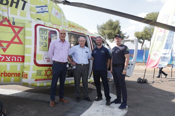 מימין: אלי רואו נשיא הצלה אייר, ד״ר אהרון אלדר מנהל הצלה אייר ישראל, ד״ר יחזקאל קן נשיא ביהח הרצוג, וד״ר קובי חביב מנכ״ל ביה״ח הרצוג, צילום מורג ביטן