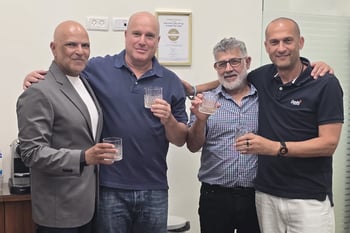 מימין: גיא קפלן, לידו עו״ד דני חי, באמצע הגבוה שי דוידסון, משמאל מושיק בן פורת, צילום: באדיבות סוכנות חושן