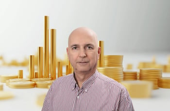 אילן רביב, מנכ״ל מיטב, צילום: רועי מזרחי / תמונת רקע: Dreamstime