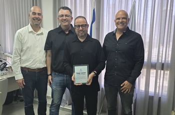 מימין לשמאל: מושיק בן פורת נשיא הלשכה; מיקי קופל בעלים קופל גרופ; אבי שבי, ממלא מקום נשיא הלשכה; יניב מאיר, עו״ד , מנכל הלשכה, צילום: לשכת סוכני הביטוח