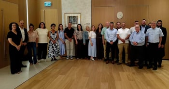 יו״ר הבנק מר אבי זלדמן, מנכ״ל הבנק מר משה לארי, סמנכ״לית ומנהלת חטיבת הון אנושי ומשאבים מיטל הרוש, צוות קשרי קהילה של הבנק ונציגי העמותות הזוכות. קרדיט צילום: מזרחי טפחות