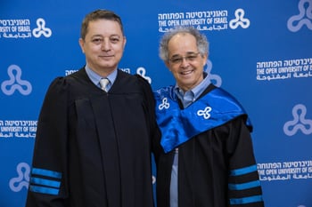 מימין: נשיא האוניברסיטה הפתוחה, פרופ׳ ליאו קורי ויצחק דבש, צילום: עודד קרני