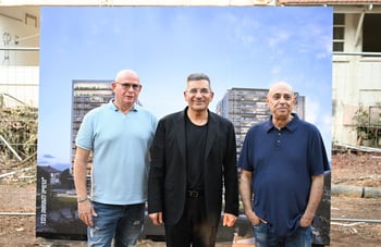 מימין לשמאל: אמנון סעד, ראש עיריית יהוד-מונוסון, יעקב אטרקצ׳י, מנכ״ל ובעלים של חברת אאורה ישראל ויובב גוניקמן משנה לראש עיריית יהוד-מונוסון, קרדיט צילום: מגמה הפקות