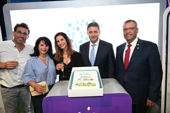 מימין: ראש עיריית ירושלים משה ליאון, יו״ר מרכז השלטון המקומי חיים ביבס, מנכ״לית מרכז השלטון המקומי לירון דורון לוי, השחקנית רותם אבוהב, מנכ״ל חברת פייבוקס  אריק פרישמן, קרדיט: ועידת MUNIEXPO