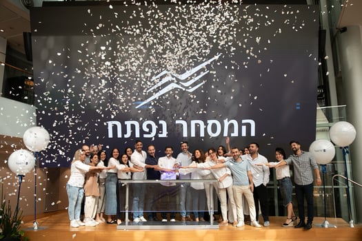 בתמונה: תומר רייפמן מנכ״ל ובעלים יעז יזמות; רון קליין, סמנכ״ל המחלקה הכלכלית בבורסה לני״ע; תום אלחדיף, מנהל יחידת המכירות ופיתוח שווקים בבורסה לני״ע ועובדי חברת יעז יזמות ובניה, צילום: ורד פרקש
