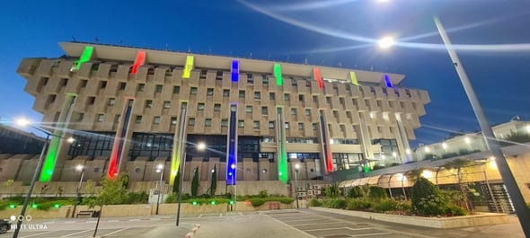 בניין בנק ישראל הואר הערב לאות הזדהות / צילום: דוברות בנק ישראל