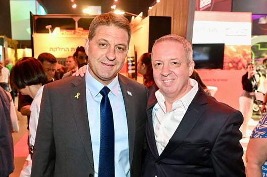 מימין לשמאל: ברק נרדי, מנכ״ל בנק מרכנתיל, חיים ביבס, יו״ר מרכז השלטון המקומי, צילום: יח״צ מרכנתיל 