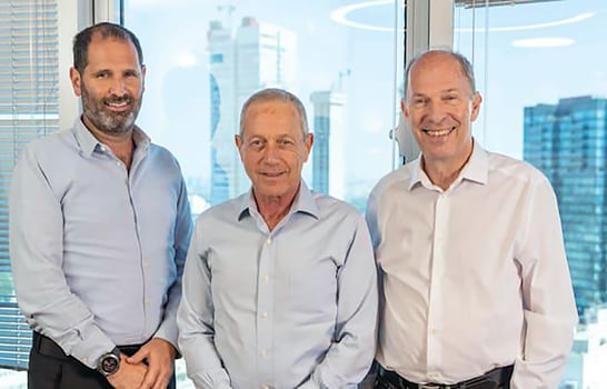 קרן אלומה מימין לשמאל: אורי יוגב יור דירקטוריון, מולי רבינא, יו״ר ועדת השקעות, יאיר הירש מנכ״ל, צילום: נוי נפתלי