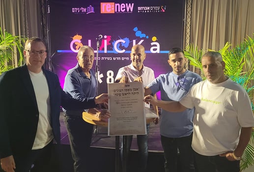 הנחת אבן פינה. מימין: אלי נידם ובנו, אבי פרץ, אריה טל, נועם גרייף, קרדיט: יח״צ