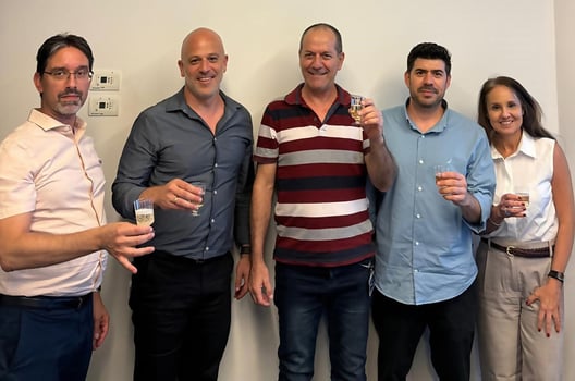 מימין לשמאל: דניאלה נועם, סמנכ״לית כספים קבוצת פלתורס; פיני בן עבו, מנכ״ל פלתורס-ברמן; סוב יורם שוורץ; נתנאל מנדלסון, משנה למנכ״ל מגדל אחזקות וניהול סוכנויות; עו״ד יניב גל - שותף במשרד קן דרור, אזרן, הראל ושות׳, צילום: יח״צ מגדל סוכנויות