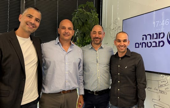 משמאל לימין: אורן קרוג, מנכ״ל אינטגריטי תוכנה; יקי זנו, סמנכ״ל טכנולוגיה מנורה; יניב כץ, מנהל מחלקת תשתיות מנורה; אורי סוחניצקי, Delivery Manager אינטגריטי תוכנה / צילום: אושרת בלוג
