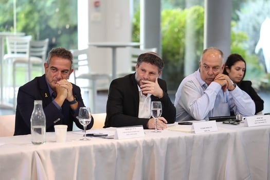 מימין לשמאל: יו״ר נשיאות המגזר העסקי דובי אמיתי, שר האוצר בצלאל סמוטריץ ונשיא המגזר העסקי רון תומר, צילום: חן גלילי 