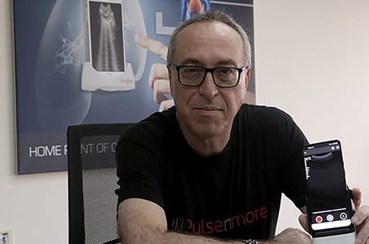 ד״ר אלעזר זוננשיין, מנכ״ל פלסאנמור עם מכשיר החברה, צילום: פלסאנמור