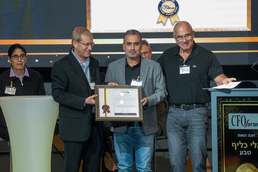 אלי כליף מטבע מקבל את הפרס מטעם פורום ה-CFO, צילום: איגור וייזנר בישראל