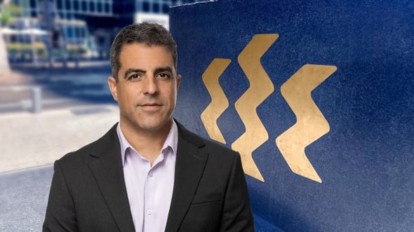אלי כהן, מנכל הבנק הבינלאומי / צילום כולל רקע: אייל טואג