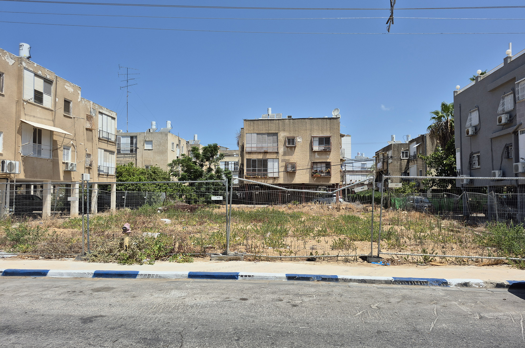 מגרש ריק בחולון, צילום: מוטי קפלן