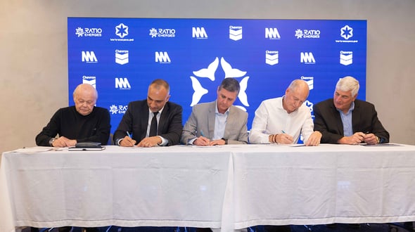 מימין: יגאל לנדאו, מנכ״ל רציו אנרגיות, ליגד רוטלוי, יו״ר דירקטוריון רציו אנרגיות, ג׳ק בייקר, מנכ״ל אזור מזרח הים התיכון בשברון, יוסי אבו, מנכ״ל NewMed Energy, גבי לסט, יו״ר דירקטוריון NewMed Energy, צילום: טל שחר 