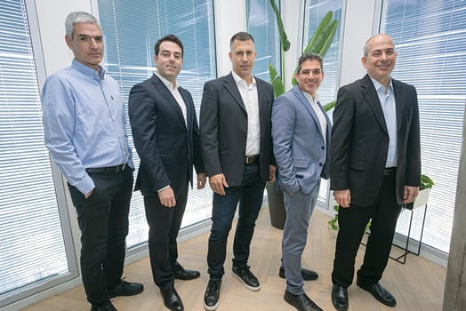 מימין לשמאל: אלדד כהן אנליסט, חגי אורן מיטב, עומר דגני ילין לפידות, אורי קיסוס מור, אורן מונטל מנורה מבטחים, צלם: ניצן בר