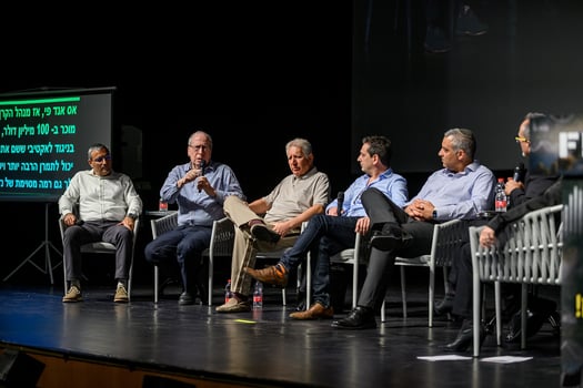 מימין: אודי אלוני, ליאור יוחפז, רפי גוזלן, גילעד אלטשולר, צבי סטפק, ואבישי קרואני בכנס FUNDER  / צילום: עמי ארליך