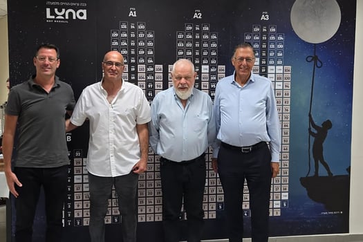 מימין לשמאל : זק בר מבעלי טמפו, ראש העיר רונן פלוט, בעלי קבוצת בראל אריאל בבלי ומנכ״ל טמפו דניאל בר, צילום: יח״צ