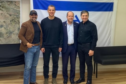 מימין: ראש המועצה האזורית גלבוע דני עטר, שר הכלכלה ניר ברקת, מייסד ומנכ״ל גבעסול גדעון ידין וראש זרוע החדשנות בקבוצת אריאלי אור חביב בפגישה שבה הוצג ״גלבוע נקסוס״. צילום: יח״צ