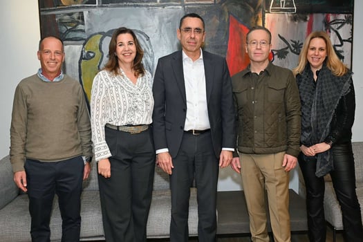 מימין: רוני לינובר, מנכ״לית אלקטרה זכיינות, איתמר דויטשר, מנכ״ל קבוצת אלקטרה, אבי לוי מנכ״ל קבוצת דיסקונט, הילה ערן זיק סמנכ״לית החטיבה העסקית בדיסקונט, נועם שוויצר, מנהל סקטור אנרגיה תשתיות וסינדיקציה בדיסקונט, צילום: ישראל הדרי