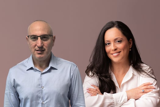 מימין: חגית צפריר, סמנכ״לית בכירה ומנהלת אגף המטה והחיתום של חטיבת בריאות וחיים בהראל, צילום: רונה טפר; איציק איזמירלי, ראש אגף מערכות ליבה חיים ובריאות בהראל המשמר מחשבים, צילום: יח״צ; עיבוד: פאנדר