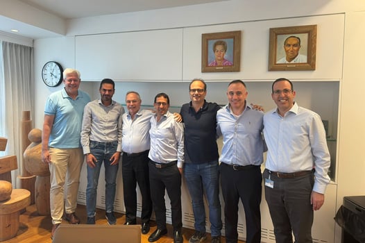 מימין: אריק פרץ, גלעד שפירא, בן המבורגר, ניר כהן, יאיר המבורגר, יניב ביטון, דורון ספיר, צילום: יח״צ
