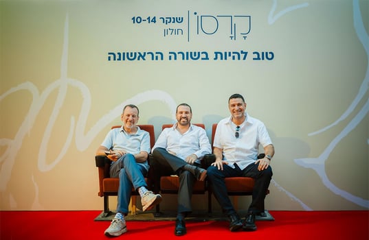 מימין: מנהל חטיבת מגורי בוטיק בקרסו נדל״ן, חמי שאול / ראש עיריית חולון,  שי קינן / מנכ״ל קרסו נדל״ן, דן פרנס, קרדיט צילום: NEO Media