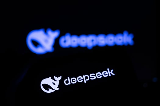 DeepSeek הסינית מטלטלת את עולם הבינה המלאכותית / תמונה: Dreamstime