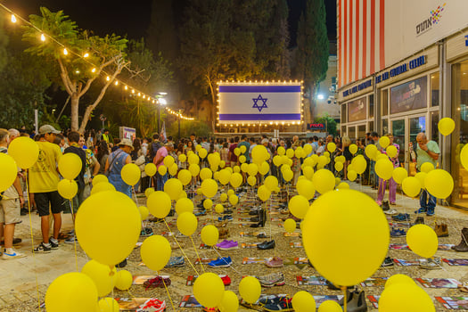 עם שלם ממתין לחטופים / תמונה: Dreamstime