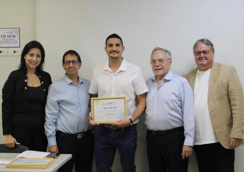 מימין שלמה אייזיק, יאיר המבורגר, אחד מקבלי המלגות-בר מעוז שחר, ניר כהן מנכל הראל, רים שוקחה / תמונה: באדיבות לשכת סוכני הביטוח