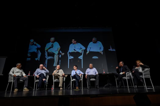 מימין: מעיין פרילוק, אודי אלוני, ליאור יוחפז, רפי גוזלן, גילעד אלטשולר, צבי סטפק, ואבישי קרואני בכנס FUNDER / צילום: עמי ארליך