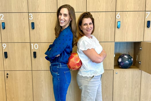 ליאת סדן, סמנכ״לית שיווק הראל והאמנית נעה קלגסבלד, צילום: יח״צ