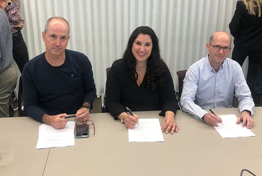 מימין לשמאל: ראש חטיבת הבנקים וחברות האשראי בהסתדרות המעוף מנחם מליק, יו״ר ועד עובדי מקס רעות פבלוביץ ומנכ״ל מקס רון פאינרו, צילום: דוברות ההסתדרות