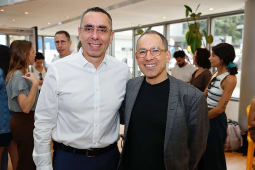 מימין לשמאל: מומו מהדב, מנכ״ל ארגון מעלה; אבי לוי, מנכ״ל קבוצת דיסקונט, צילום: גיא יחיאלי