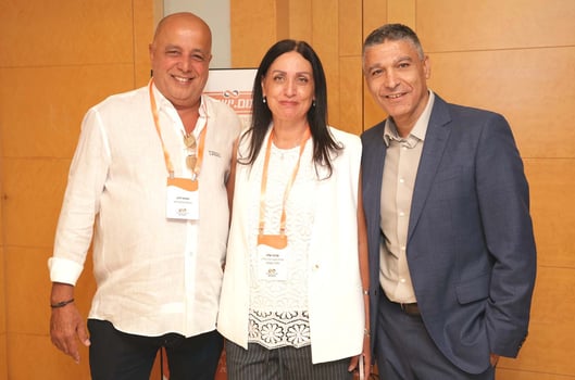 מימין: משה לארי, פנינה אלה ועמוס לוזון, צילום: מזרחי טפחות 