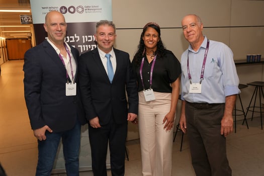 מימין: משה פרל, מנהל מכון ספרא לבנקאות ותיווך פיננסי, זהבה בוכהולץ, מנהלת היחידה הכלכלית בפיקוח על הבנקים, דני חחיאשוילי, המפקח על הבנקים ופרופ׳ דן עמירם, ראש משותף של מכון ספרא, צילום: חן גלילי