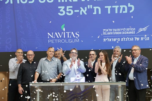 בתמונה מימין: עמית קורנהאוזר, מנכ״ל נאוויטס; גדעון תדמור, יו״ר נאוייטס; קובי כץ, סגן יו״ר נאוויטס, ניר קסטרו כפרי, כלכלכן בבורסה לני״ע; איתי בן זאב, מנכ״ל הבורסה לני״ע וחברי דירקטוריון נאוויטס. צילום: הבורסה לניירות ערך