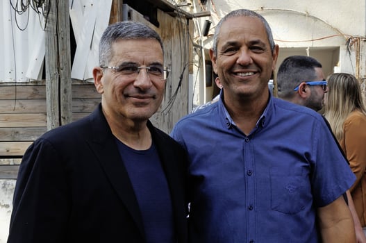 מימין: ניר בן חיים, ראש עיריית חדרה ויעקב אטרקצ׳י, מנכ״ל אאורה ישראל, צילום: רונן טופלברג